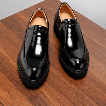 Laceless shoes